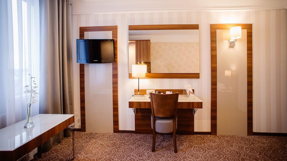 Hotel Lord - Warsaw Airport Exterior photo