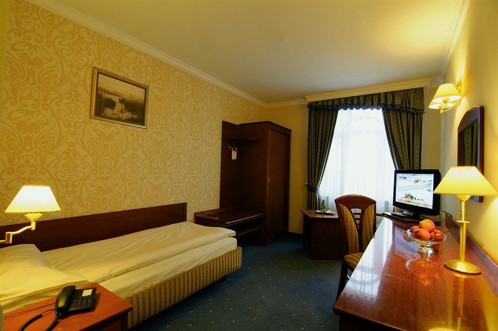 Hotel Lord - Warsaw Airport Exterior photo