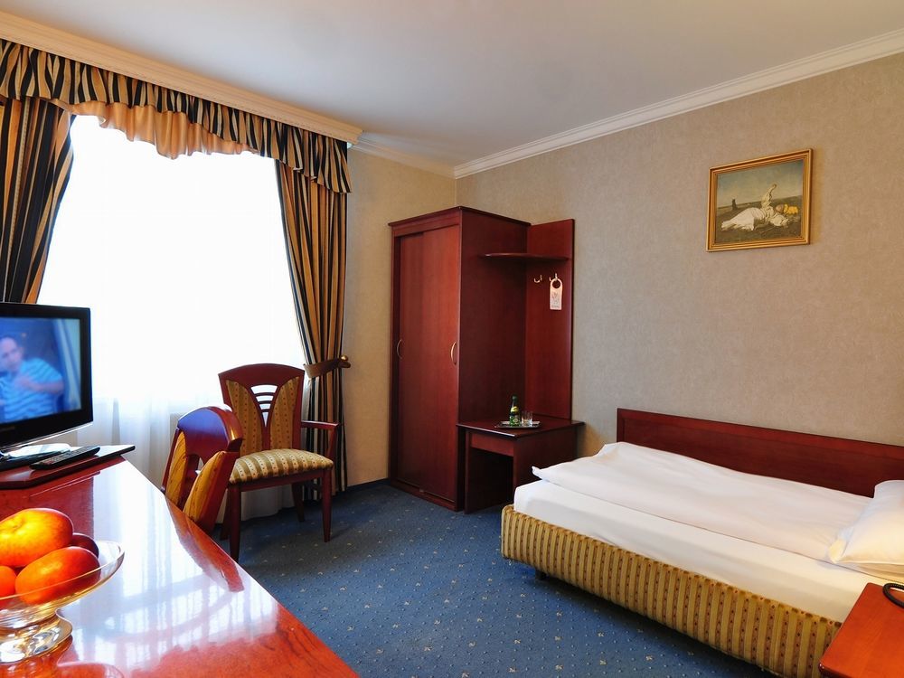 Hotel Lord - Warsaw Airport Exterior photo