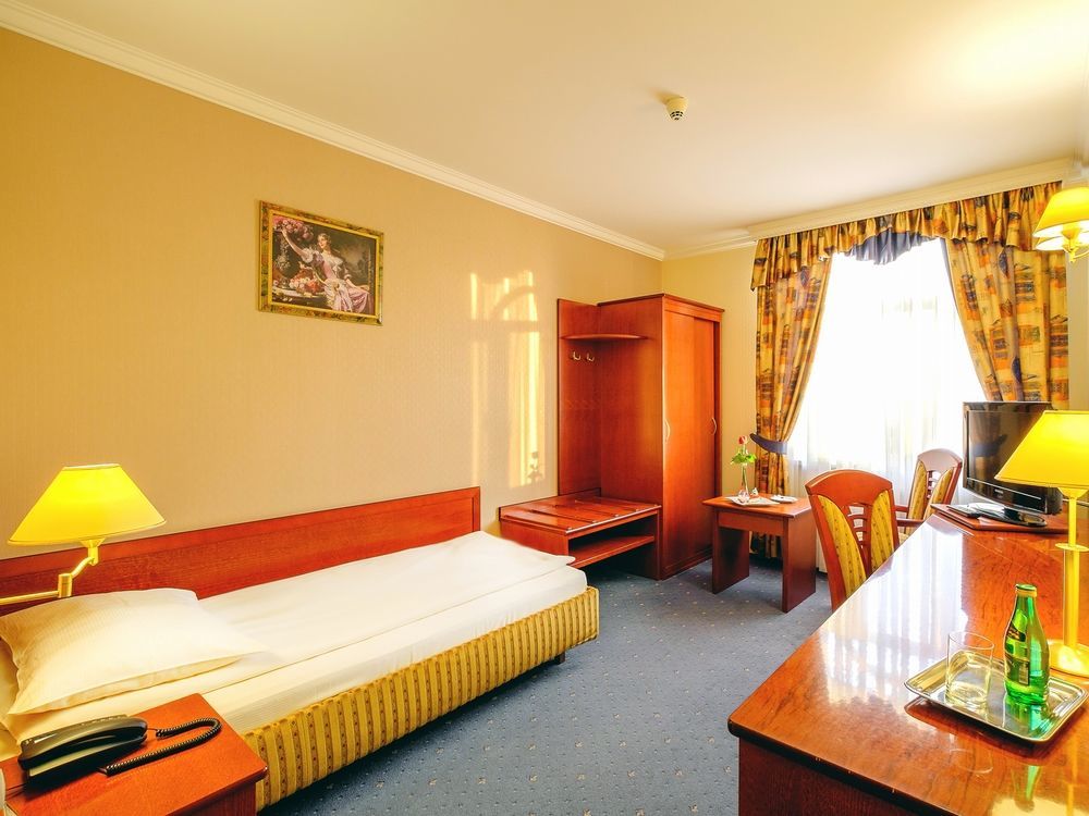 Hotel Lord - Warsaw Airport Exterior photo
