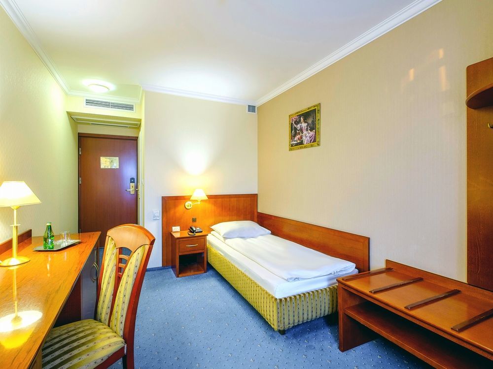 Hotel Lord - Warsaw Airport Exterior photo