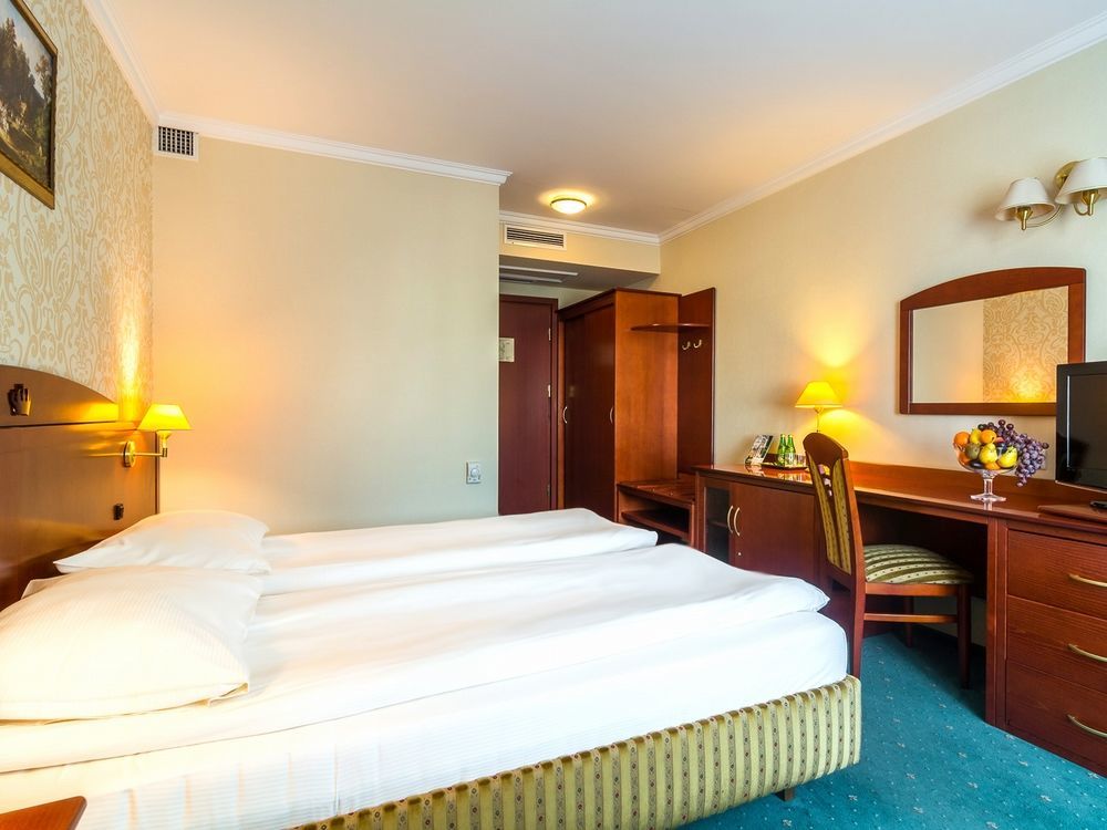 Hotel Lord - Warsaw Airport Exterior photo
