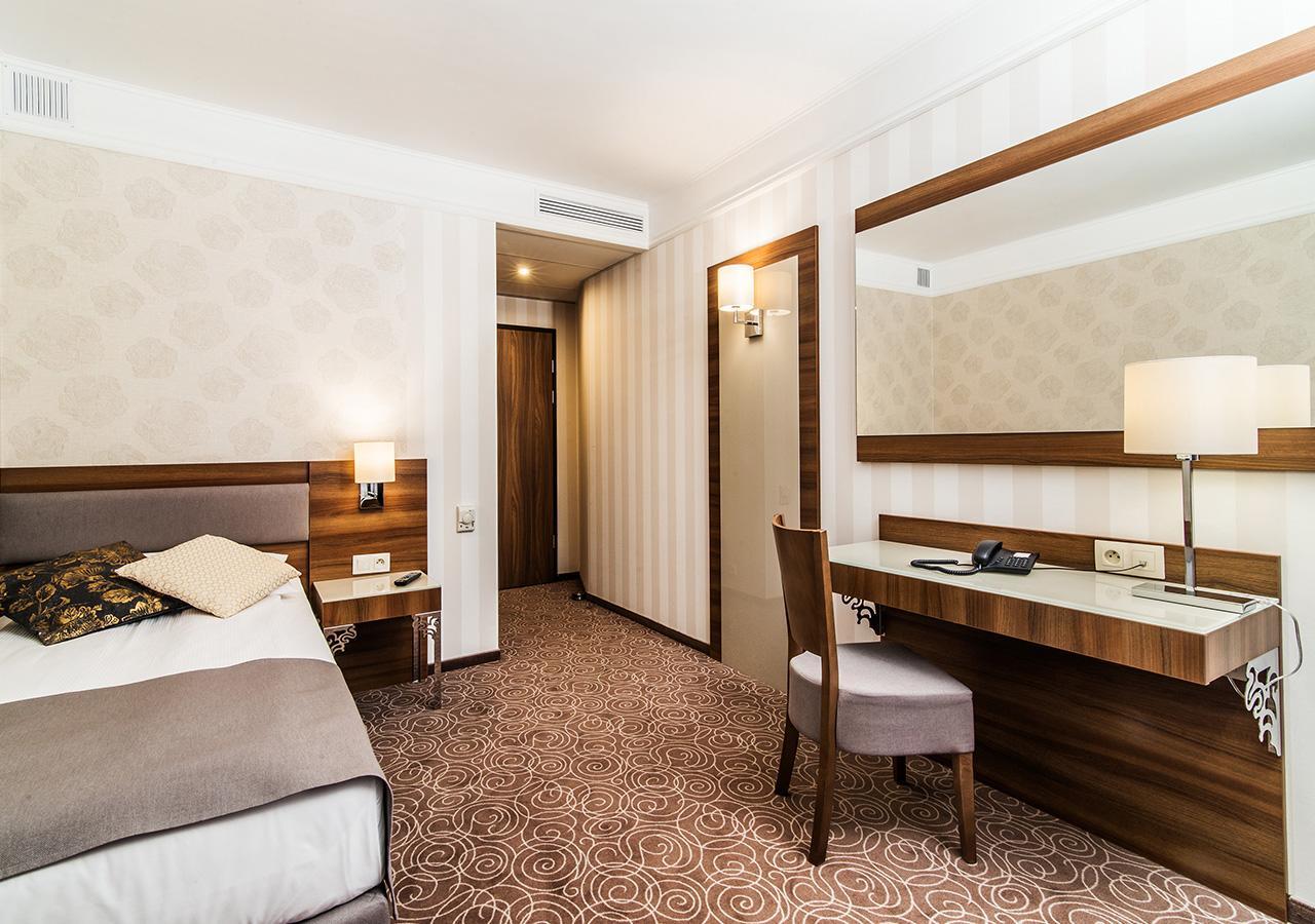 Hotel Lord - Warsaw Airport Exterior photo
