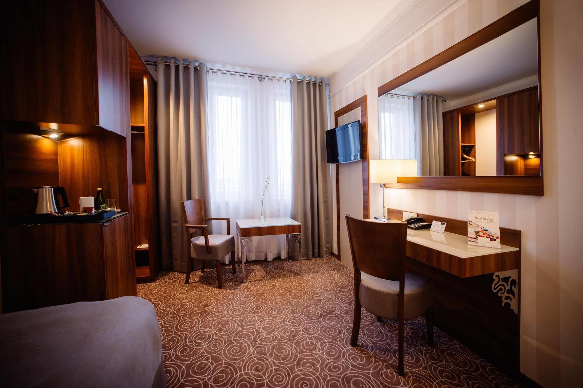 Hotel Lord - Warsaw Airport Exterior photo